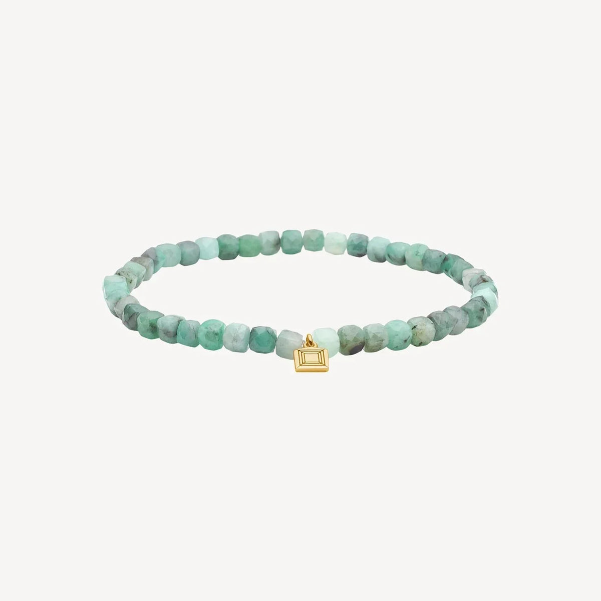 Carre Mono Armbånd m. Smaragd guldbelagt, grønne facetslebne perler og lille gylden charm. Model fb4595em-1