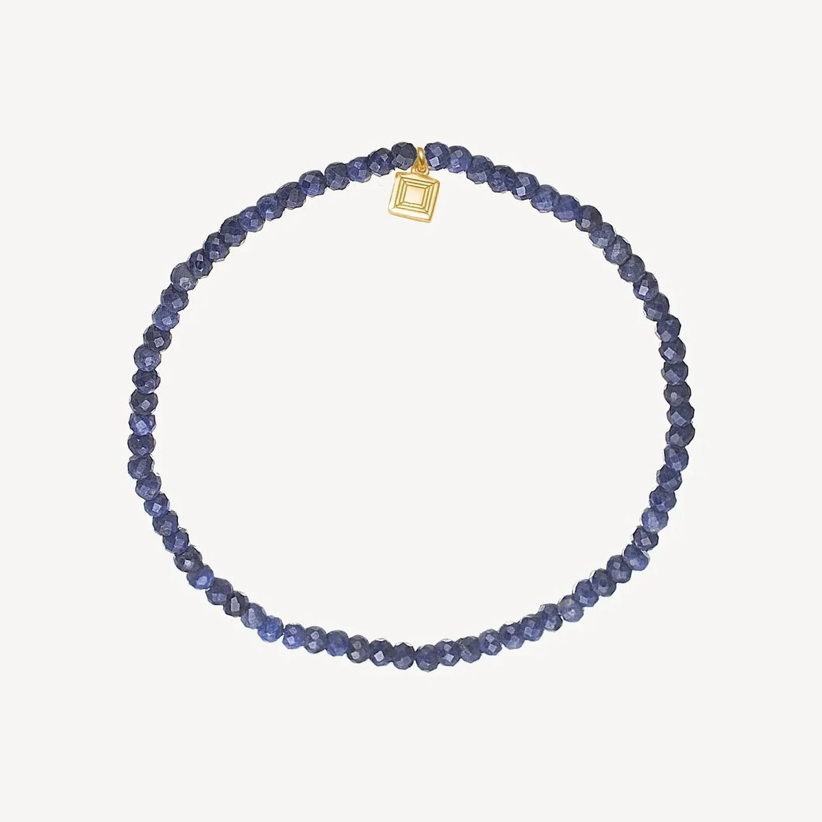 carre savannah armbånd m safir guldbelagt, runde blå safirperler og lille guldbelagt detalje. Model fb4541sa-1