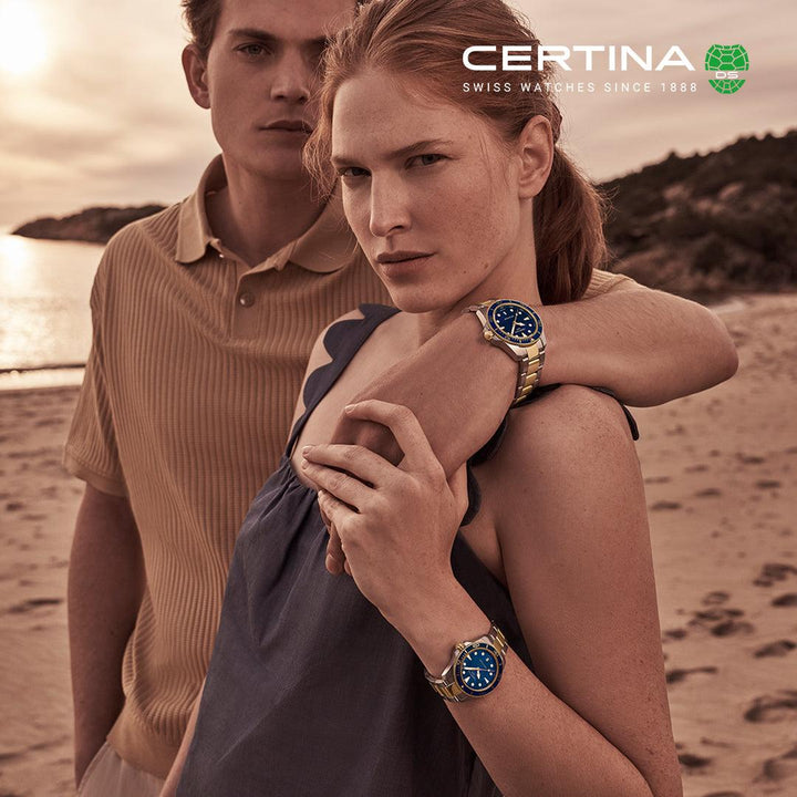 Certina DS Action bla urskive PVD 40mm Quartz C0484102204100 vises på kvindes hånd, strandbaggrund, Model C0484102204100.