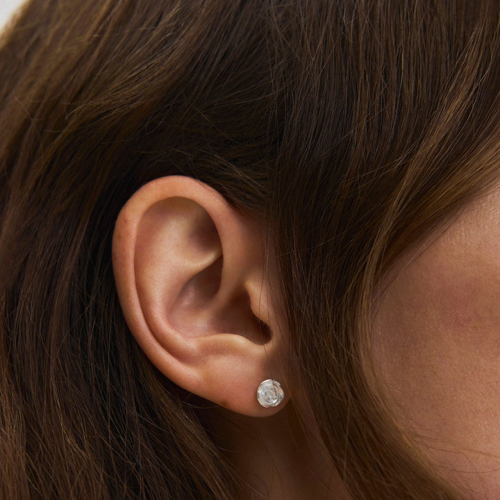 Pernille Corydon Small Rose Ørestikker i Sølv