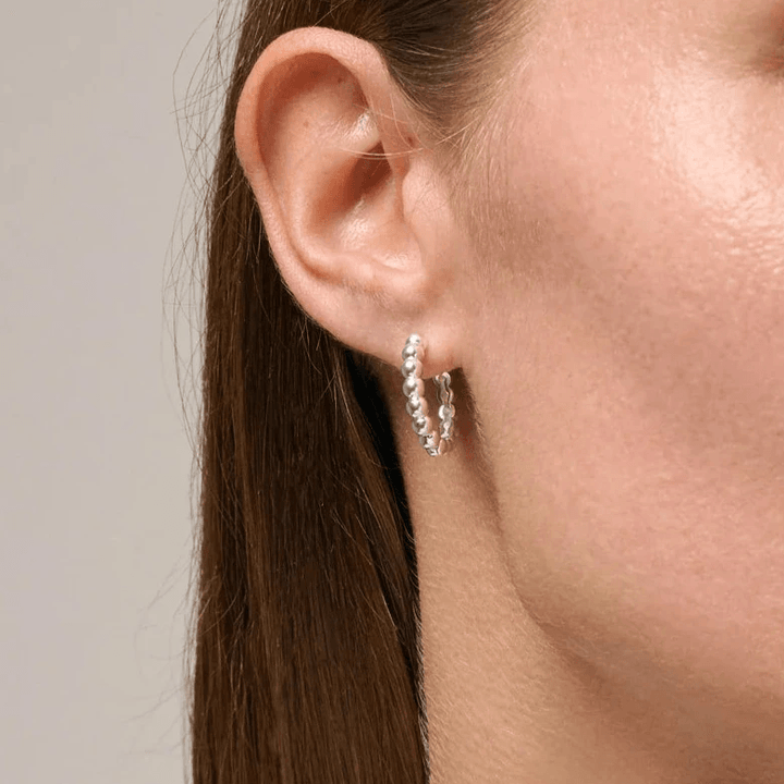 enamel ball large solv hoops 20mm e403s vises båret i øret, sølvfarvede kugleøreringe på model, Model e403s