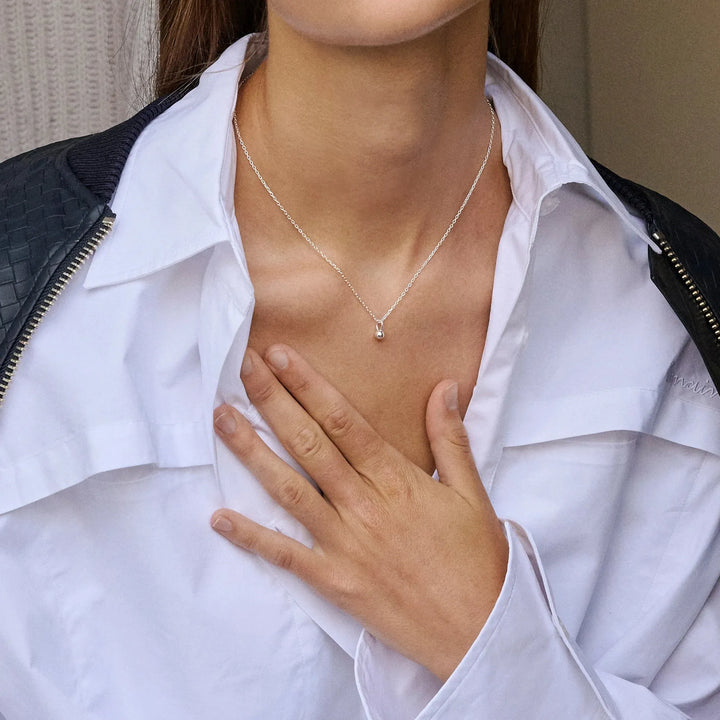 enamel balloon sølv halskæde m. vedhæng bæres af kvinde iført hvid skjorte, Model n133s-1