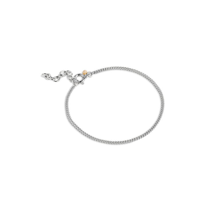 Enamel Curb Chain Armband Sølv viser et enkelt sølv armbånd med fin kæde og lille gulddetalje. Model b123s-b123s-1