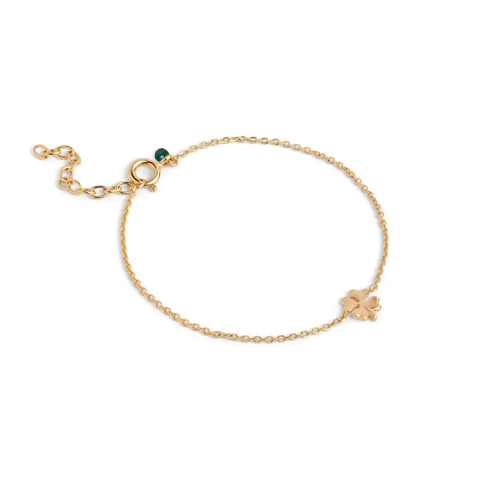 enamel-four-leaf-clover-armband-i-forgyldt-solv, delikat armbånd med gyldent kløvervedhæng på kæde i guld. Model b148gm-1