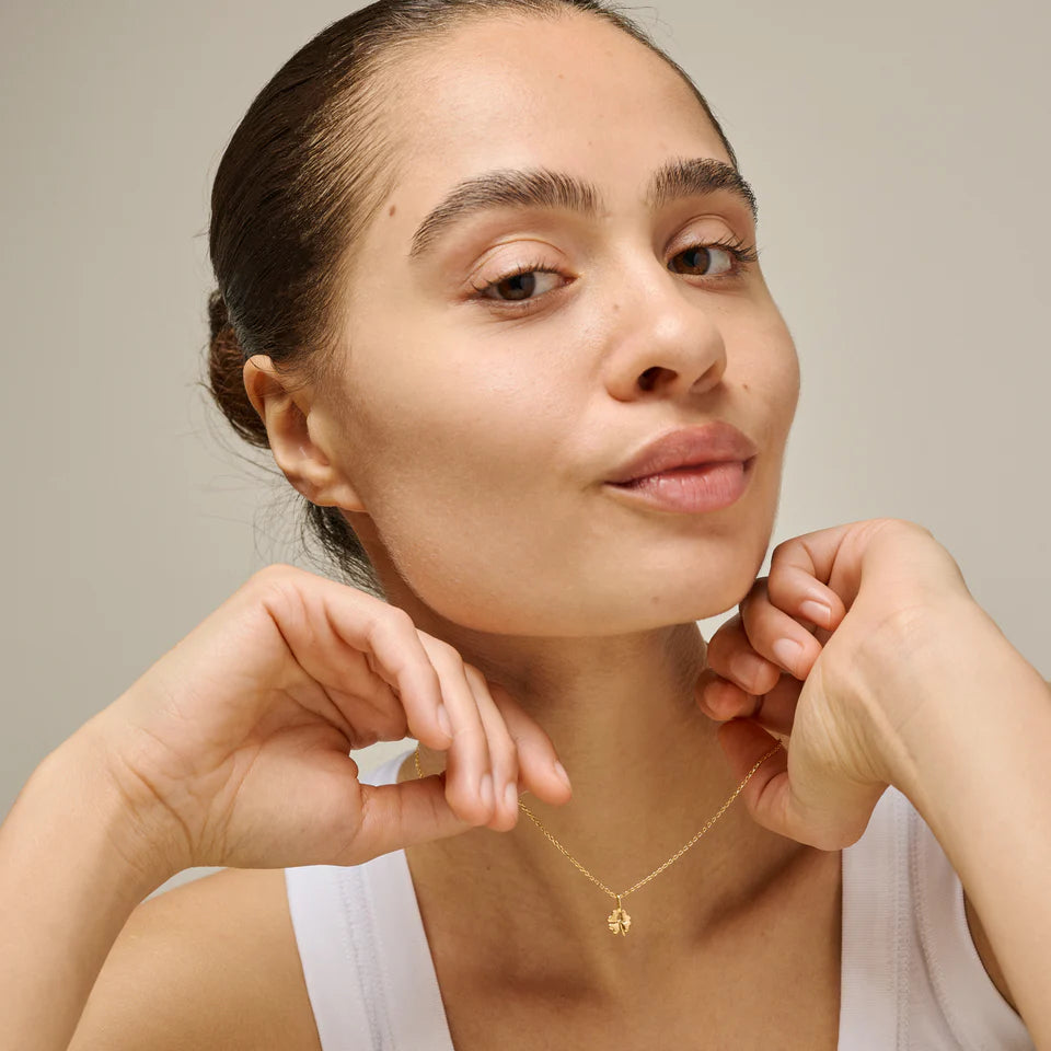 Enamel Four Leaf Clover halskæde i forgyldt sølv bæres af kvinde med hvid top, Model n138gm-1