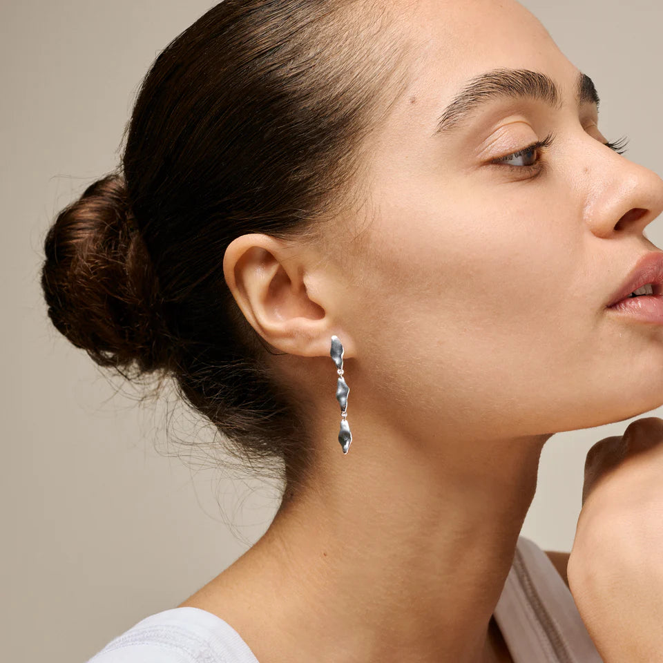 enamel india medium øreringe i sølv vist på kvinde, elegant og skulpturelt design, Model e435s-1