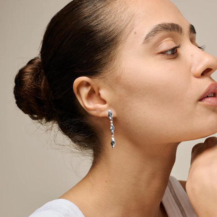 enamel india medium øreringe i sølv vist på kvinde, elegant og skulpturelt design, Model e435s-1