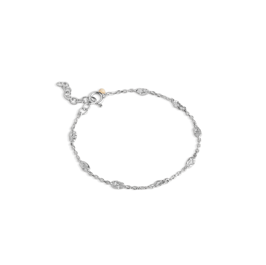 Enamel Kia armbånd i sterlingsølv, fin kæde med ovale detaljer, vist på ensfarvet baggrund. Model B124SM-B124SM-1