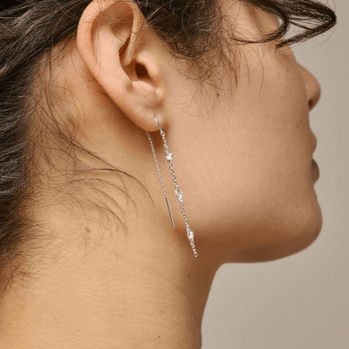 enamel kia earrings sølv, elegante lange kædeøreringe med små detaljer bæres af kvinde, Model E369SM