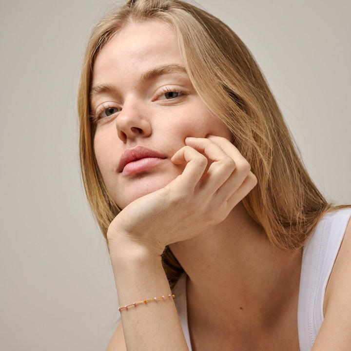 Enamel Lola Armbånd Blush i forgyldt sølv vises på håndled, fine pastelfarvede perler, Model b66g-blush-2