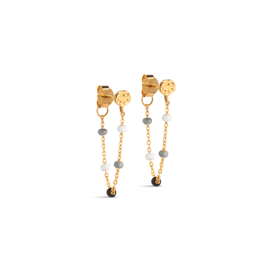 Enamel Lola Salt n Pepper Earrings e140gm saltpepper med forgyldt kæde og små hvide og grå perler. Model e140gm-saltpepper-1