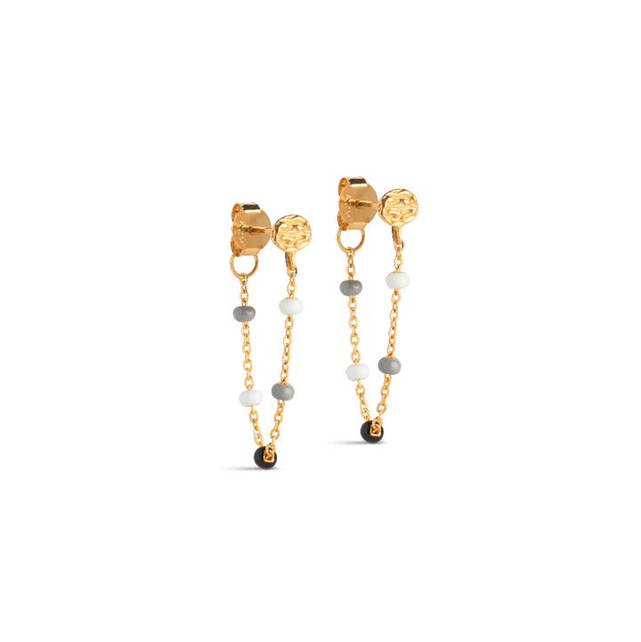 Enamel Lola Salt n Pepper Earrings e140gm saltpepper med forgyldt kæde og små hvide og grå perler. Model e140gm-saltpepper-1