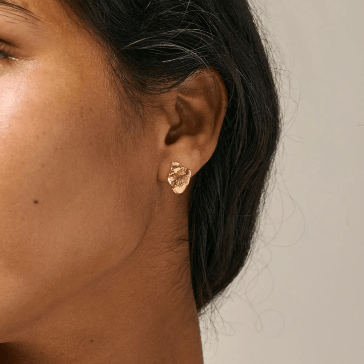 enamel maia small studs forgyldte ørestikker vises på øre, organisk form i blank guldfinish. Model e386gm