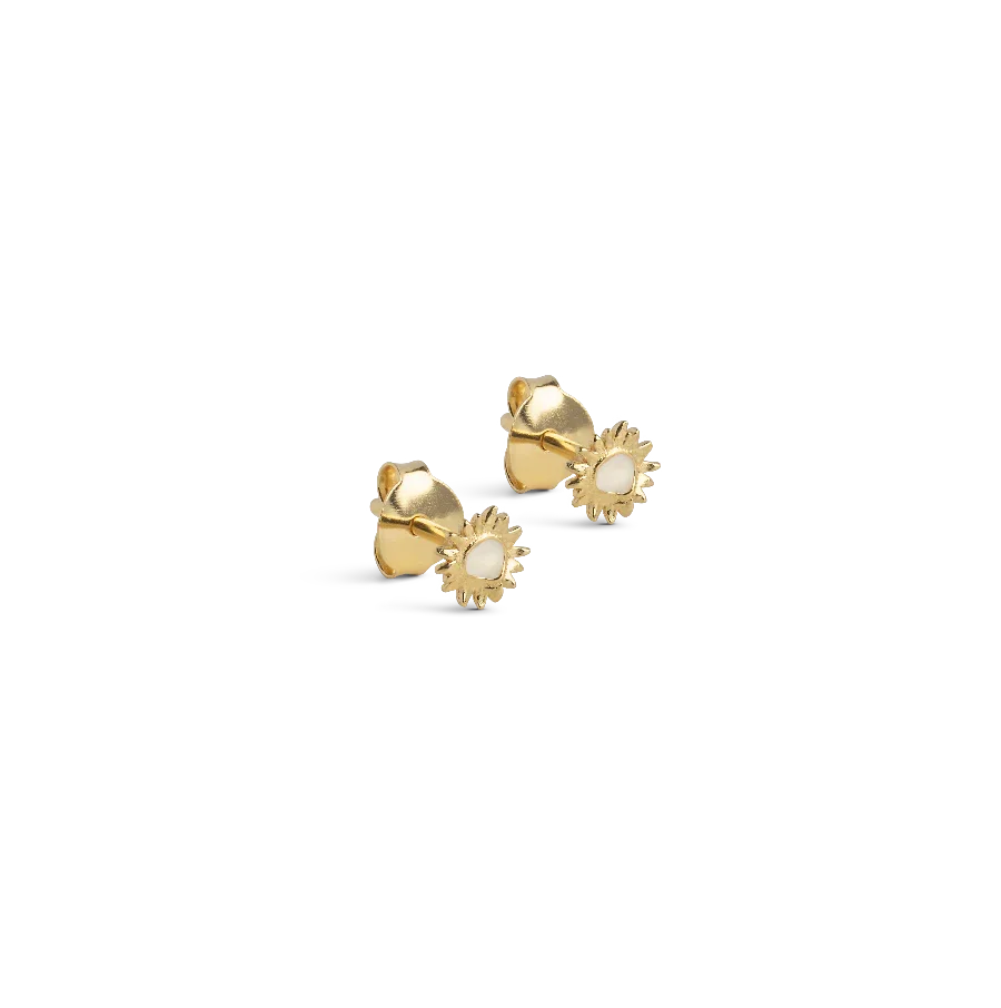 enamel mini sunshine stud daisy, små forgyldte ørestikker med hvid emalje og blomstermotiv. Model e419g-daisy-1