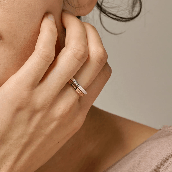 enamel mom forgyldt ring vises på kvindes hånd, elegant og gylden detalje. ModelR86G-R86G-001-2