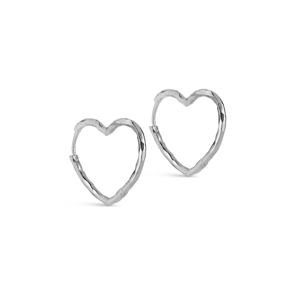 Enamel Organic Heart Medium Hoops viser et par sølvfarvede øreringe i åben hjerteform. Model e414sm-1