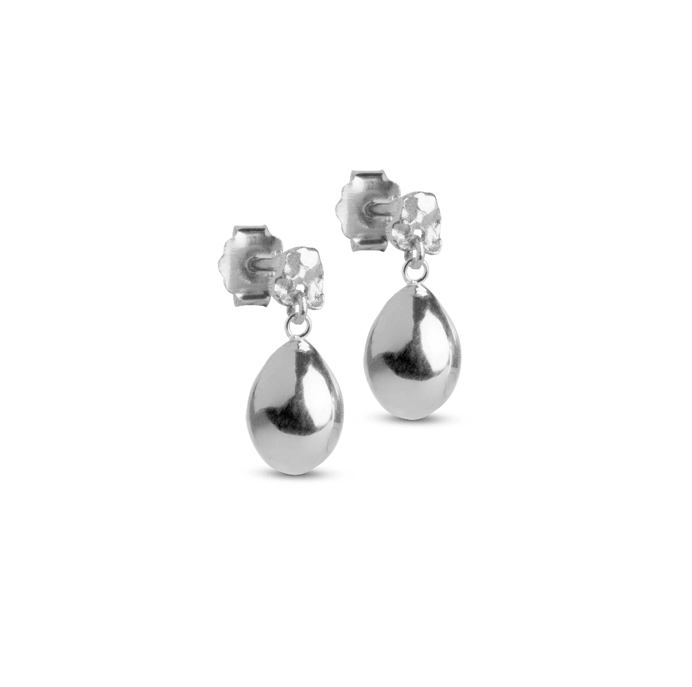 enamel-poe-studs-i-solv, sølv dråbeformede ørestikker fotograferet mod neutral baggrund. Model e385sm-1