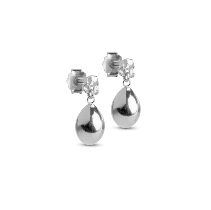 enamel-poe-studs-i-solv, sølv dråbeformede ørestikker fotograferet mod neutral baggrund. Model e385sm-1