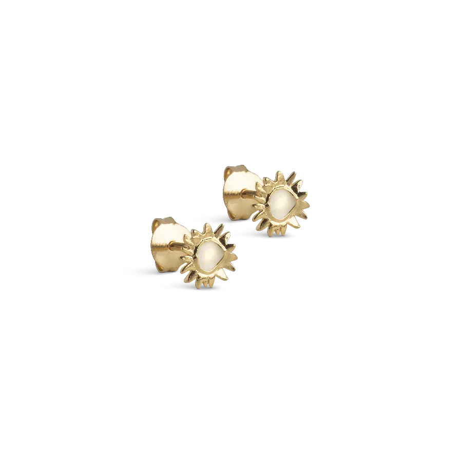 enamel small sunshine earrings daisy, forgyldte ørestikker med blomstermotiv og hvid emalje. Model e420g-daisy-1