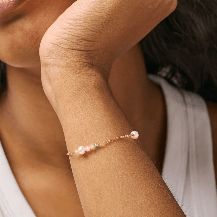 enamel sofia bracelet armbånd med perler i lyserød og guld på kvindens hånd, Model b136gm-lightpink