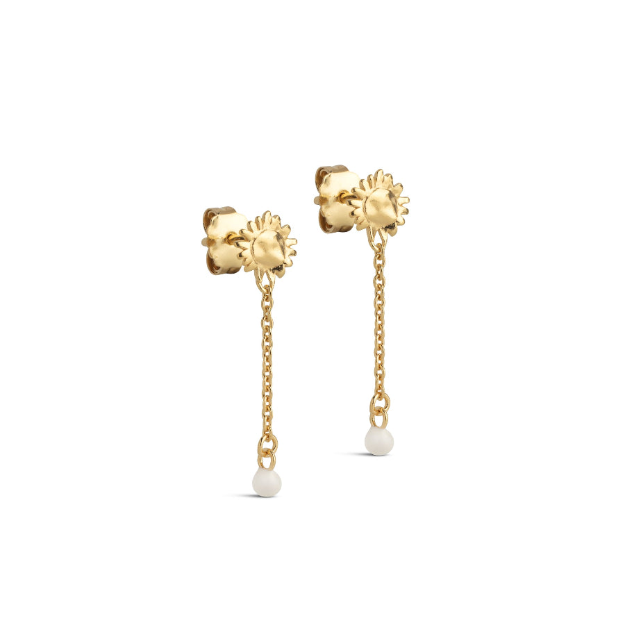 Enamel Sunshine Drop Earrings Daisy e423g-daisy, forgyldte ørestikker med solblomst og kæde med hvid detalje. Model e423g-daisy-1