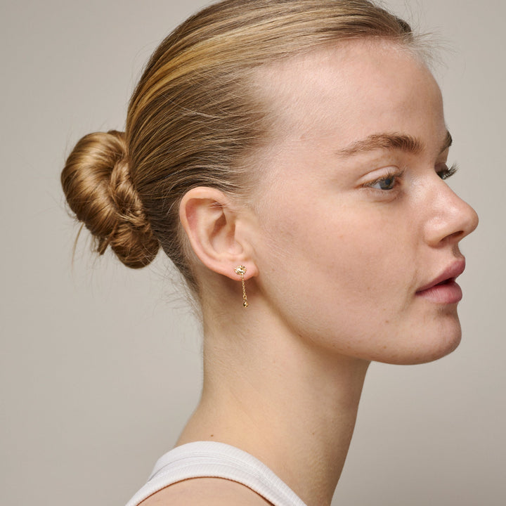 enamel sunshine drop earrings i forgyldt bæres af kvinde med opsat hår, elegant solmotiv, Model E423G-2