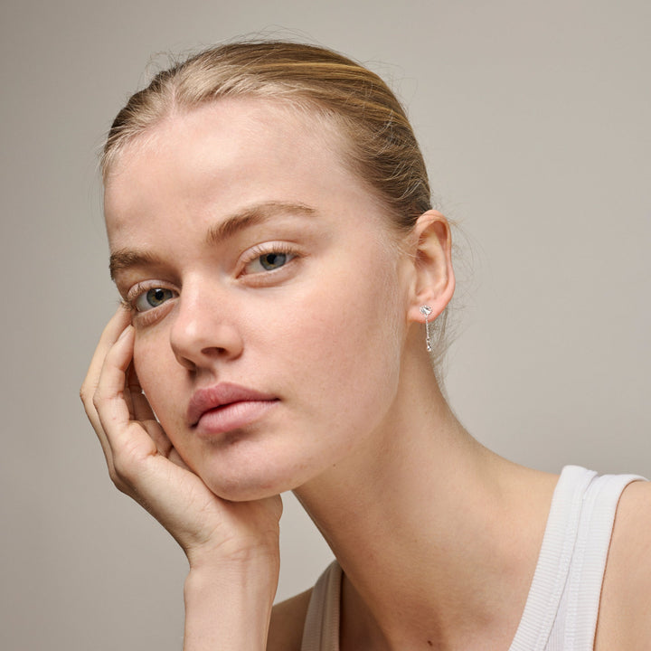 Enamel Sunshine Drop Earrings på model, vises i sølvfarvet metal med enkelt dråbedesign. Model E423S-2