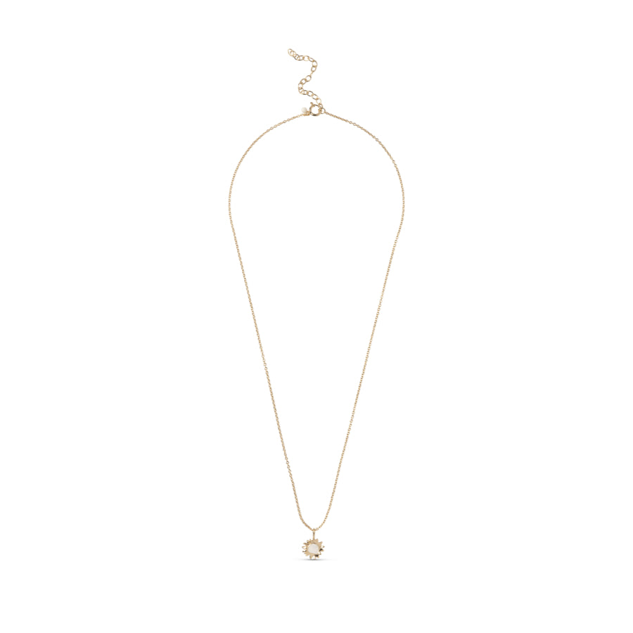 enamel sunshine necklace daisy n136g viser en fin, gylden halskæde med solformet vedhæng på hvid baggrund. Model n136g-daisy-1
