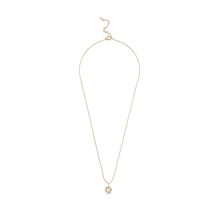 enamel sunshine necklace daisy n136g viser en fin, gylden halskæde med solformet vedhæng på hvid baggrund. Model n136g-daisy-1