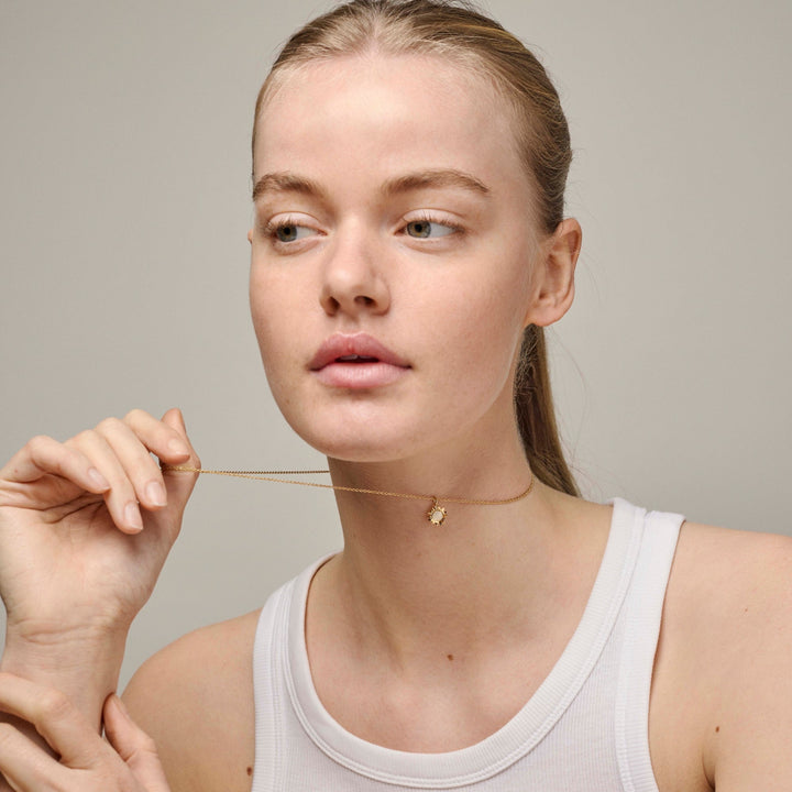 Enamel Sunshine Necklace Daisy n136g vises på halsen af model, guld kæde med lille blomst vedhæng. Model n136g-daisy-2