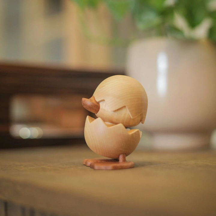 Fablewood HC Andersen’s Den Grimme Ælling som udskåret træfigur, lyst træ med lysebrun næb og fod, Model 8003-1