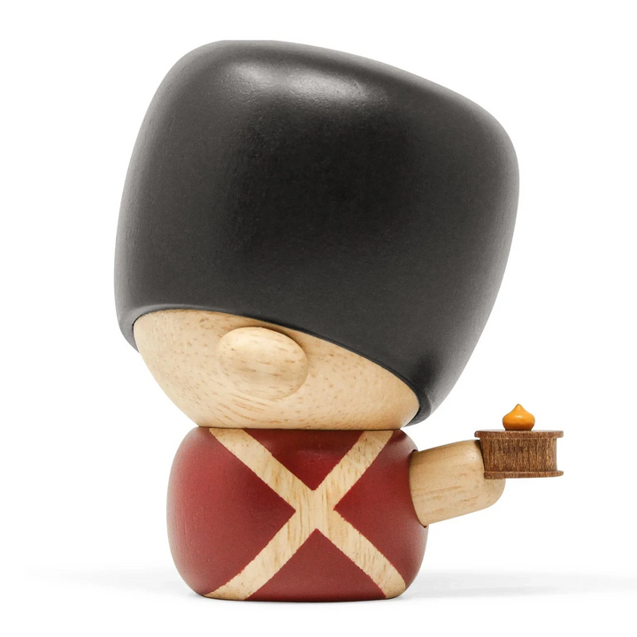 Fablewood HC Andersen's Fyrtøjet træfigur i rød uniform, sort hat og lille detalje i hånden, Model 8005-2.