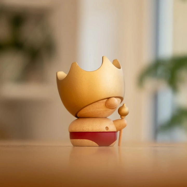 FableWood HC Andersen’s Kejserens Nye Klæder træfigur med krone og rød detalje, Model 8004-2.