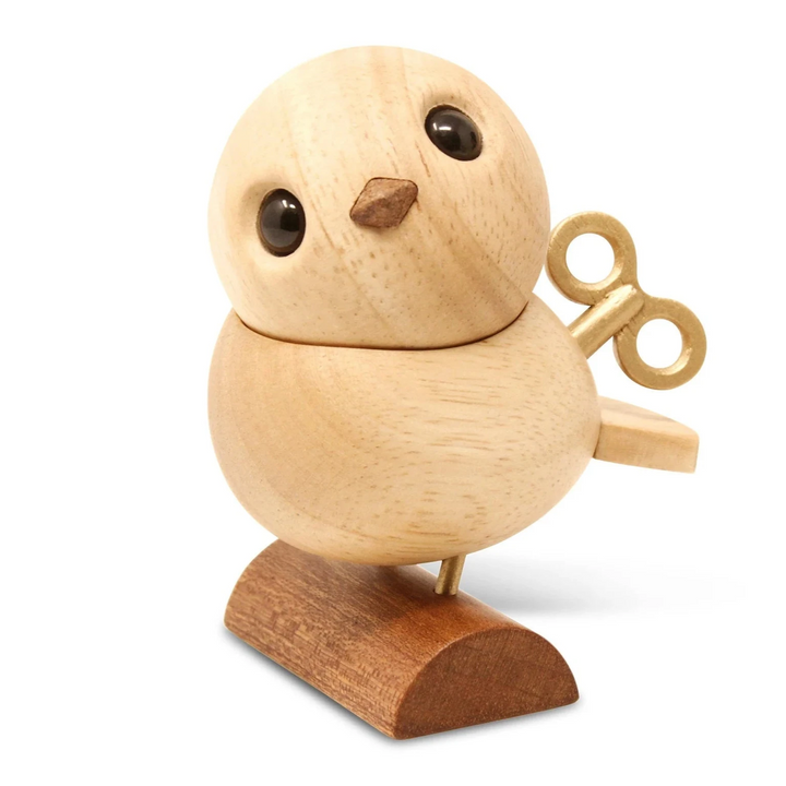 Fablewood HC Andersen’s Nattergal viser en lille træfugl med messingnøgle og mørk fod. Model 8002-2.
