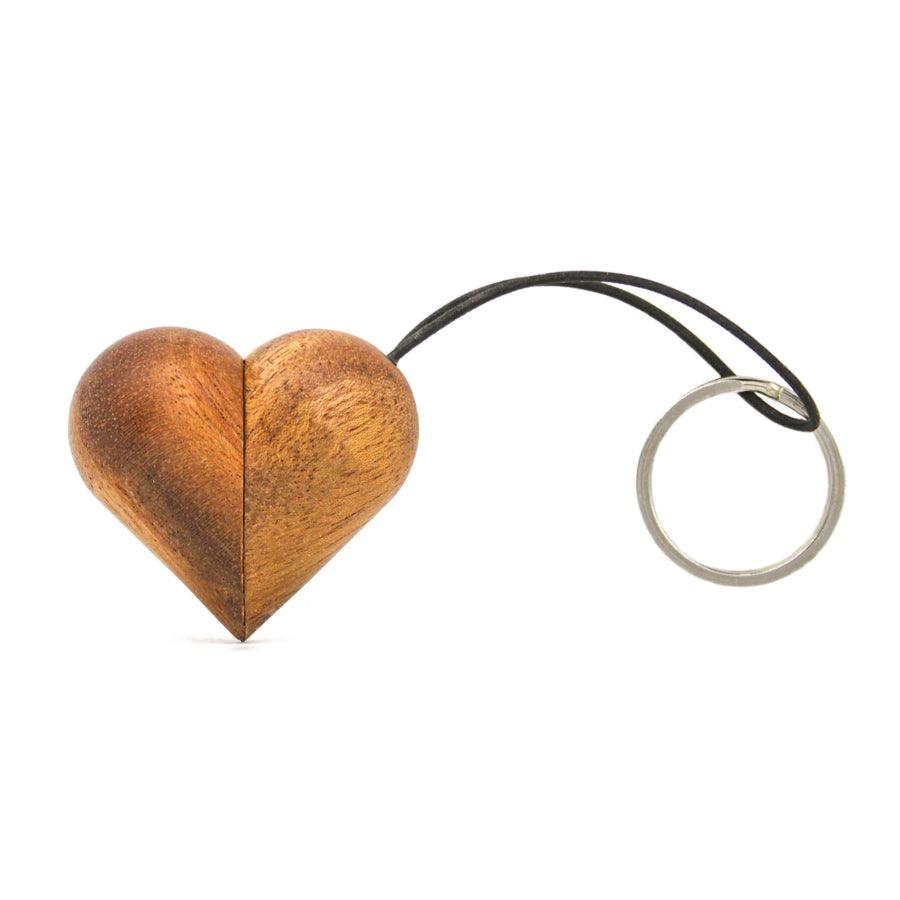 FableWood Hjerte Nøglering i lyst træ med sort lædersnor og metalring, Model 1202-1.