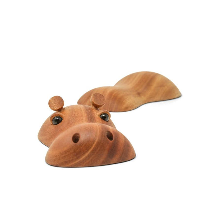Fablewood Hubert the Little Hippo, brun træflodhest med søde sorte øjne i minimalistisk design. Model1301-1