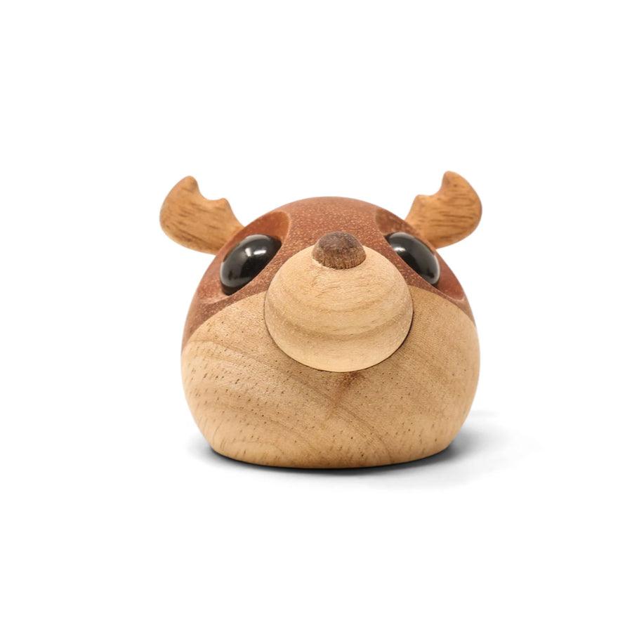 Fablewood Kaj the Little Raindeer, lille rensdyr figur i lyst og mørkt træ, Model 1125-1