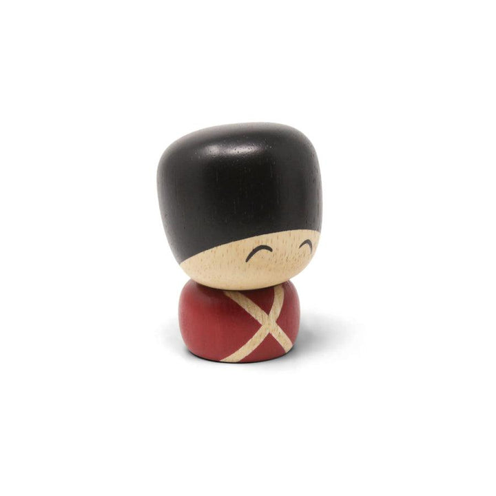 FableWood Lille Garder Christian, håndlavet trægarder figur med sort hoved og rød krop. Model 1400-2