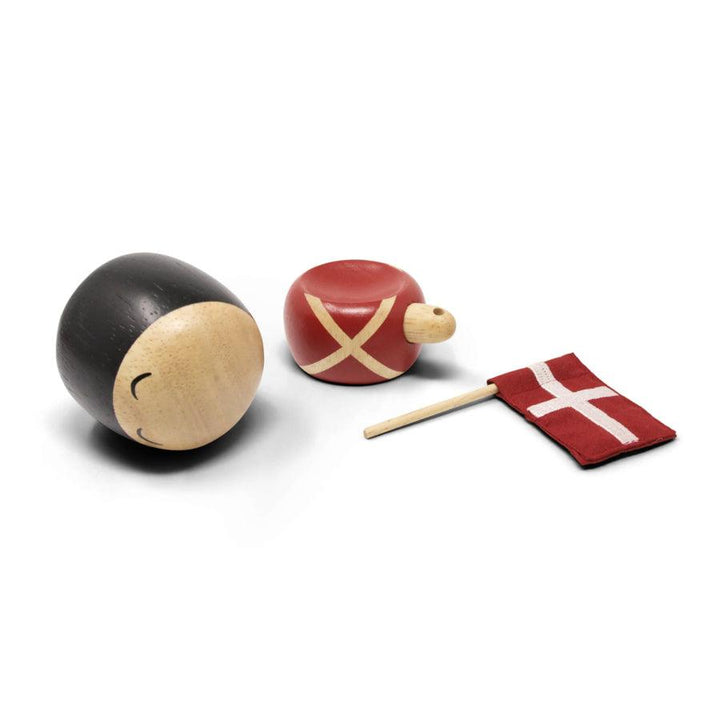 FableWood Mellem Garder Frederik, træfigur i rødt og sort, adskilt med lille dansk flag. Model 1401-2
