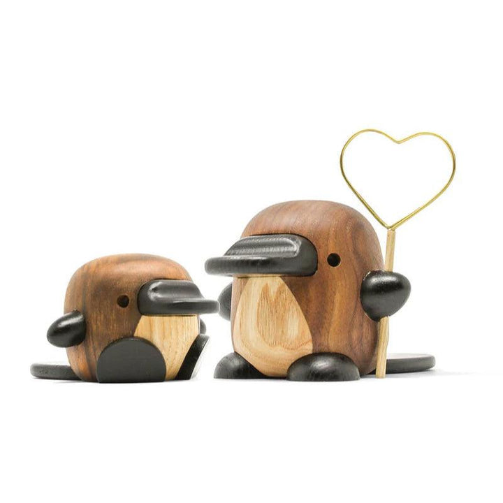 FableWood Næbdyret Mary, to figur, mørk og lys træ med sorte detaljer, holder hjerte, Model 1404-2