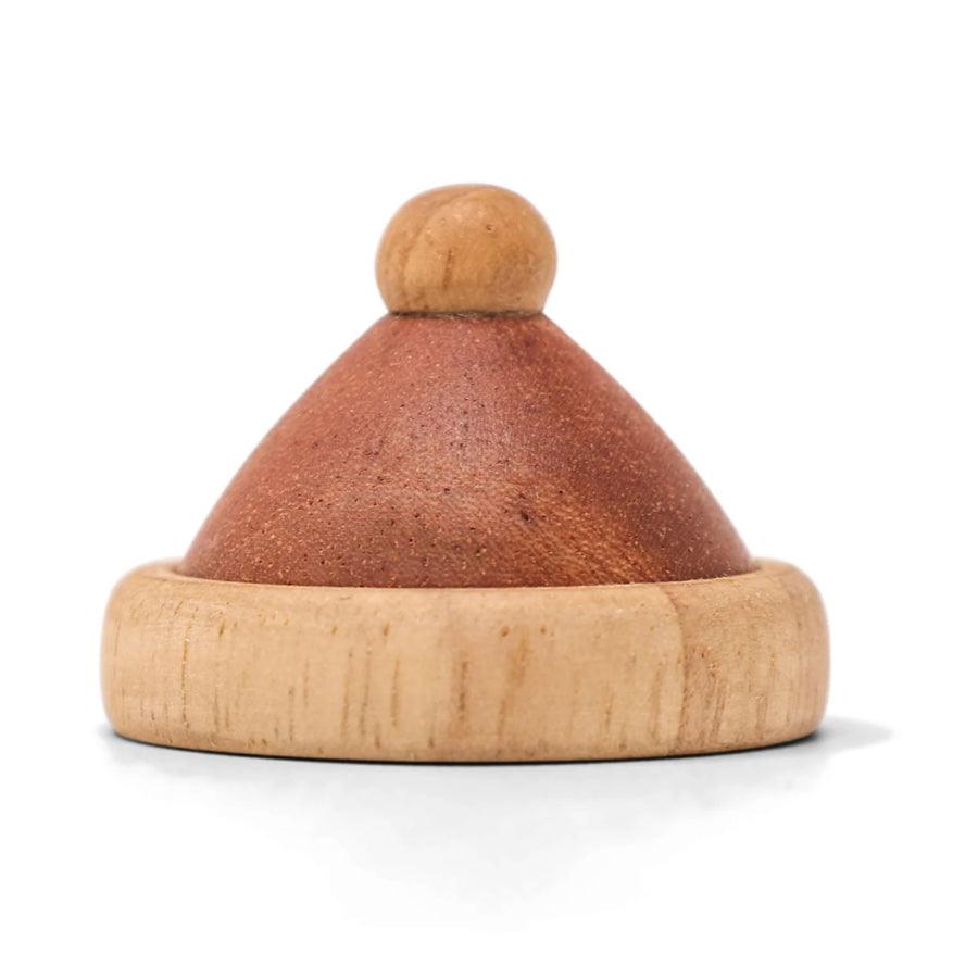 Fablewood Nissehue i naturligt træ med rød og lys kant, model 7002-1, set forfra på hvid baggrund.