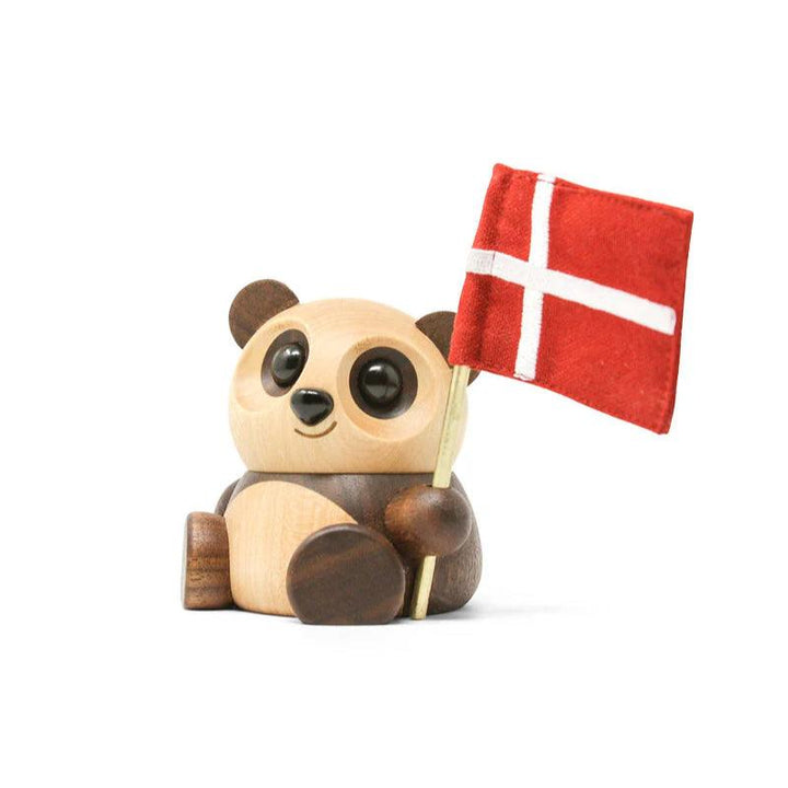 Fablewood Pandaen Chi Chi sidder med dansk flag i hånden, lavet i lyst og mørkt træ. Model 1407-1