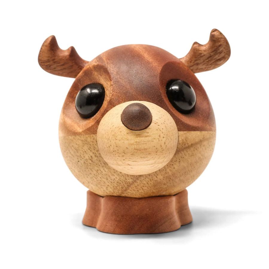 FableWood Rolf the Raindeer viser et rundt rensdyrhoved i lyst og mørkt træ, Model 1124-1.