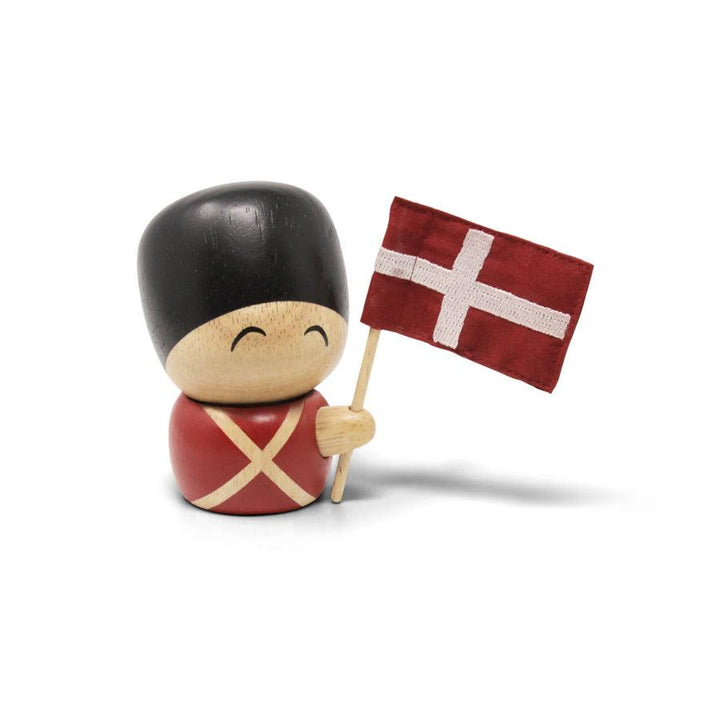 Fablewood Stor Garder Henrik figur i træ med rød uniform og dansk flag, Model 1402-1