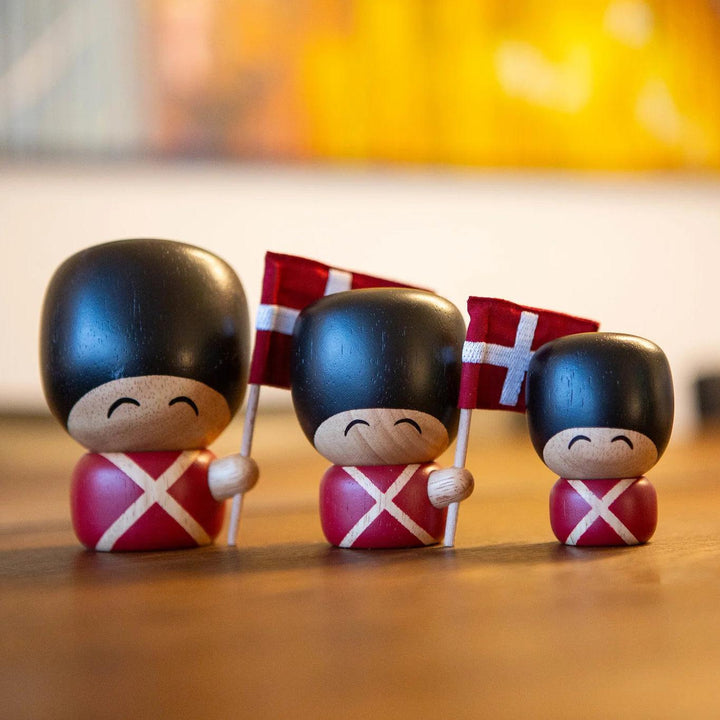 Fablewood Stor Garder Henrik viser en stor træfigur af en garder med sort hue og dansk flag, Model 1402-2.