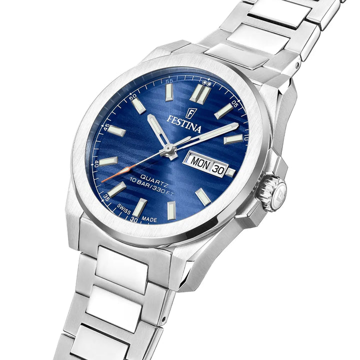 Festina Swiss Made Dune F200733 viser sølvfarvet ur med blå urskive og dag-dato. Model F200733-2