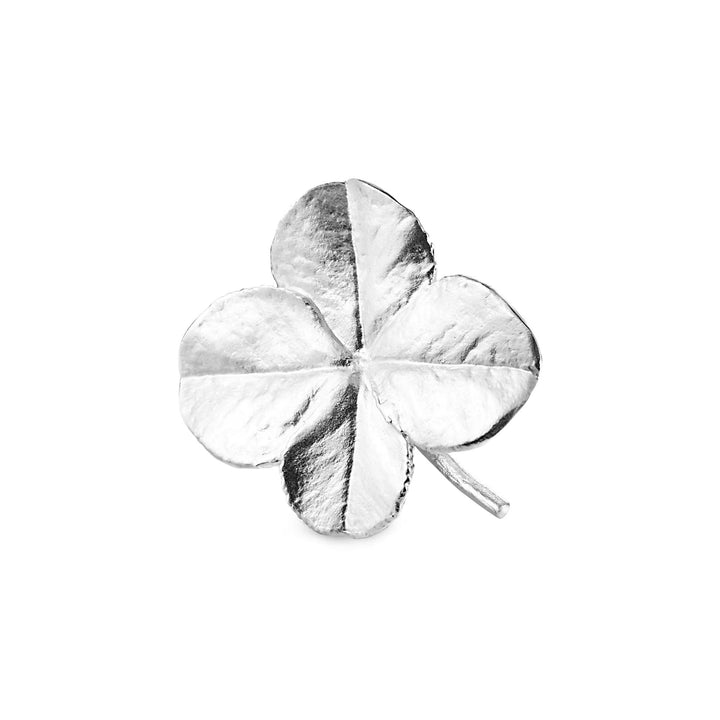 Flora Danica Firklover Broche Sølv viser en detaljeret firkløver broche i blankt sølv. Model 907-flc-bro-s