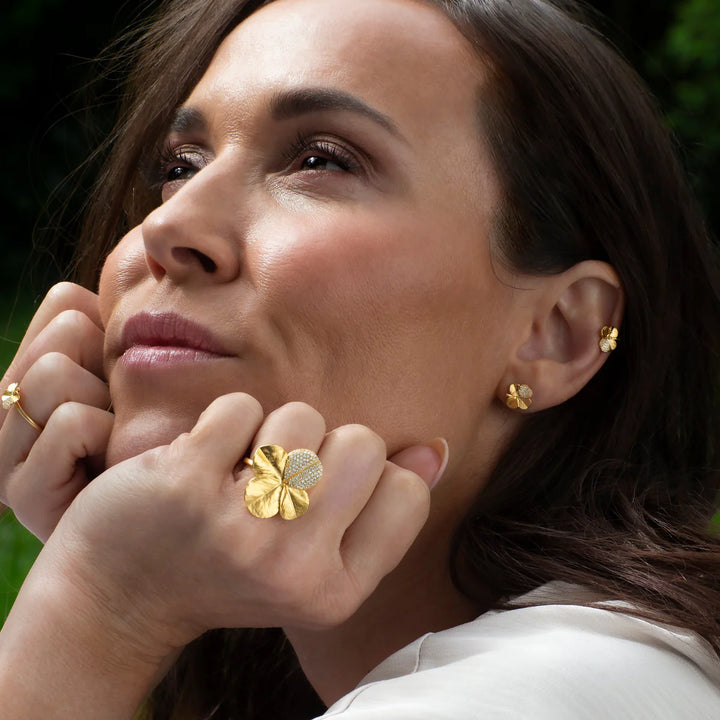 Flora Danica Firklover Ørestikker Pavé forgyldt vises på kvinde, elegante gyldne firkløver øreringe. Model907-flc-stpc-g-pave-2