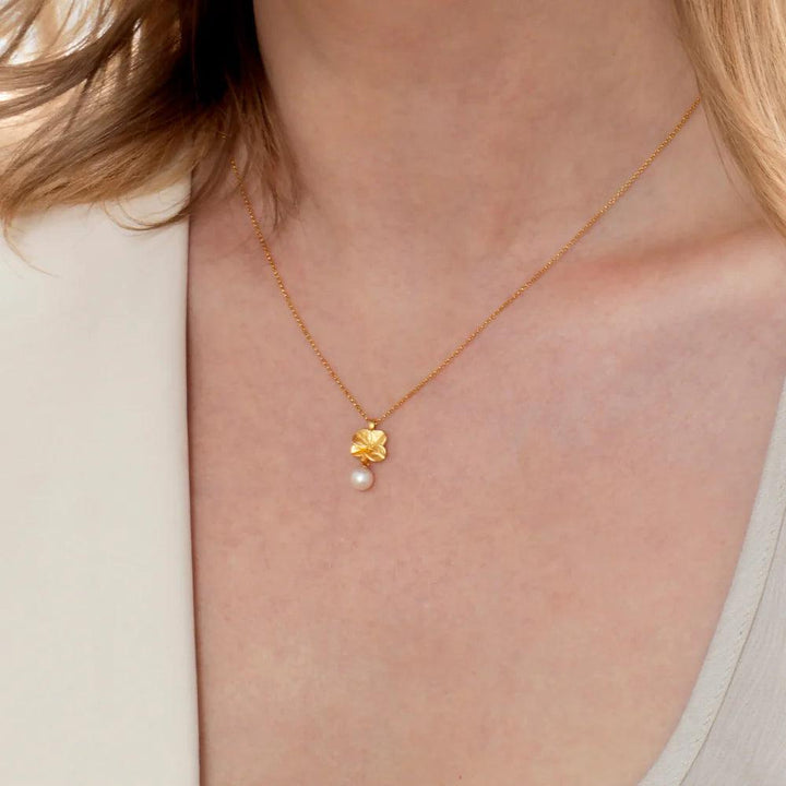 Flora Danica Firklover Perle Halskæde i forgyldt sølv med kløvervedhæng og perle på model. Model907-flc-nepearl-g-2