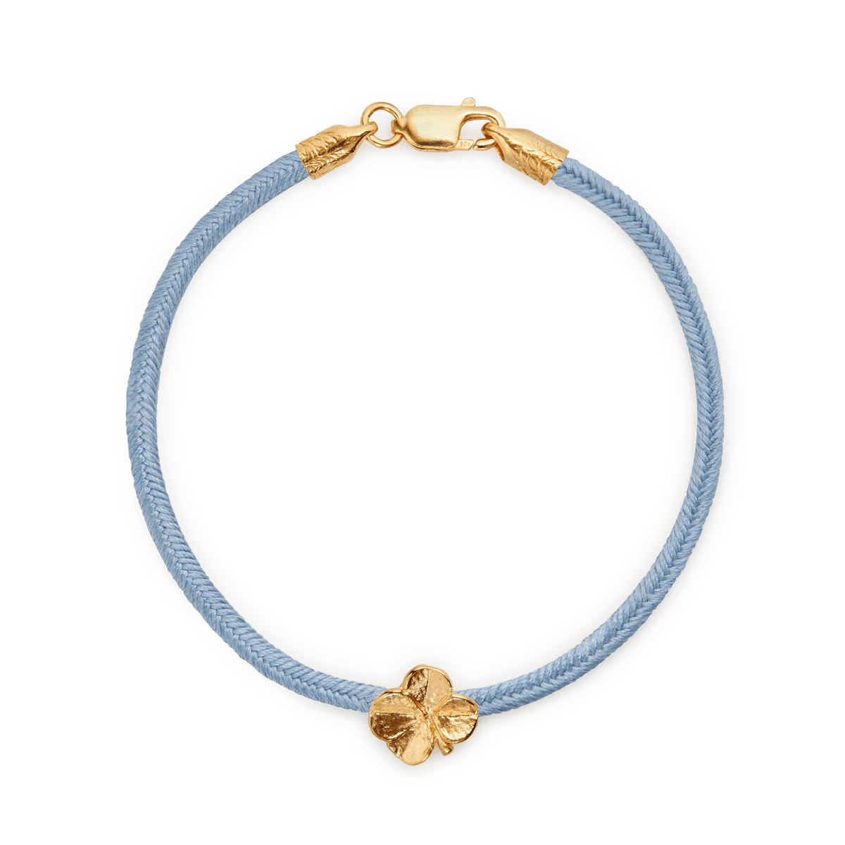 Flora Danica Firklover Silke Armbånd Blå Forgyldt vist tæt på med blå silkesnor og firkløver charm i guld. Model907-flc-silk-blue-g-001-1.
